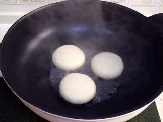 13、红糖小锅盔,待红糖锅盔底面金黄,这时倒入些许热水。