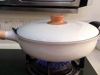 14、红糖小锅盔,盖上锅盖焖几分钟至水分收干。