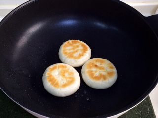 15、红糖小锅盔,翻面继续将红糖锅盔另一面煎至金黄即可。