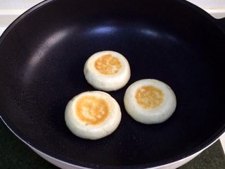 16、红糖小锅盔,美味的红糖小锅盔就制作好了。