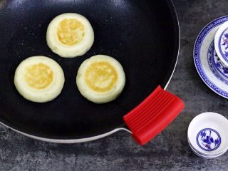 17、红糖小锅盔,出锅后趁热吃,热乎乎的吃,口感好!