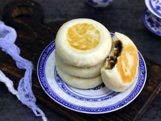 19、红糖小锅盔,咬一口,红糖、花生芝麻馅唇齿流香。