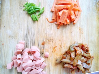 1、花样面条+快手拌面,把所用食材都切成丁备用。