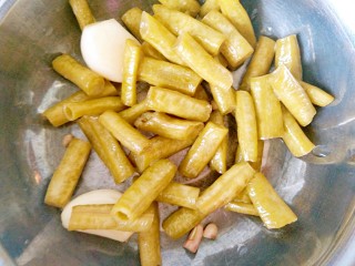 2、花样面条+快手拌面,自制的腌酸豆角,用水冲一遍。