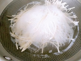 3、花样面条+快手拌面,锅里放适量水,烧开,撒一勺盐,下面条煮开