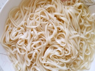 4、花样面条+快手拌面,煮至面条没透白了就可以捞起来了,煮面条的水不要,再用凉白开水把面条洗一遍。