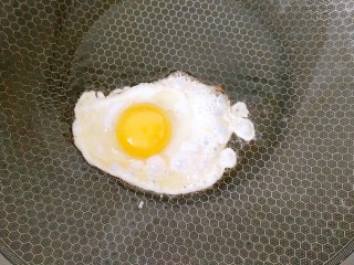 5、花样面条+快手拌面,另起锅烧热下点油,下鸡蛋煎。