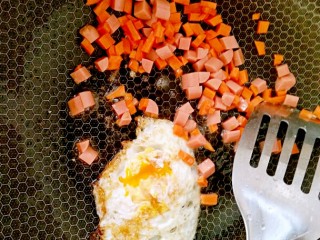 6、花样面条+快手拌面,煎鸡蛋的同时可以把火腿丁,红萝卜丁放下去,翻炒。