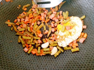 7、花样面条+快手拌面,炒一会儿再下酸豆角,榨菜,鸡蛋要翻个面,煎一下。