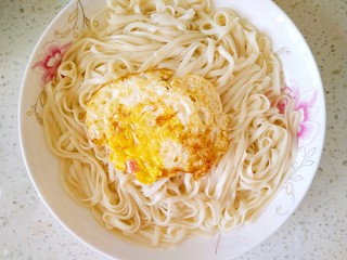 8、花样面条+快手拌面,鸡蛋煎好后,把它放到面条上面去。