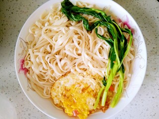 11、花样面条+快手拌面,青菜烫熟后把它夹到面条上面去。