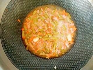 9、花样面条+快手拌面,锅里加适量的水,烧开。