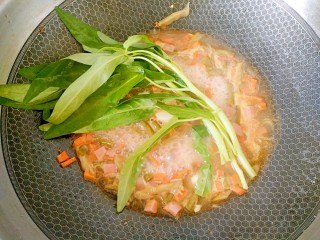 10、花样面条+快手拌面,下青菜,把它烫熟。