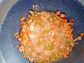 12、花样面条+快手拌面,再往锅里撒点熟白芝麻,调味料,拌面酱,白醋,翻炒均匀。