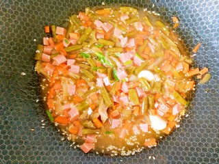 13、花样面条+快手拌面,撒点葱花,收汁即可。