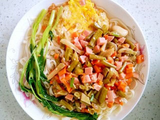 14、花样面条+快手拌面,再把配菜淋到面条上面去