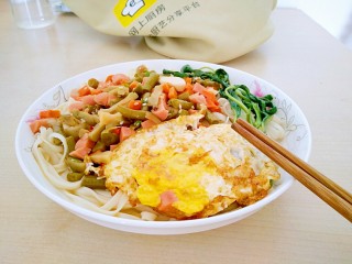 15、花样面条+快手拌面,一碗简单的拌面就做好啦。