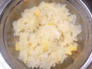 1、冬至美食 酒酿红糖银耳汤圆,提前侵泡银耳2-3个小时。