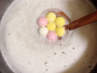 8、冬至美食 酒酿红糖银耳汤圆,下入汤圆，搅拌熬煮。