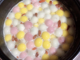 10、冬至美食 酒酿红糖银耳汤圆,煮至汤圆都飘起来，再煮1-2分钟即可出锅了。