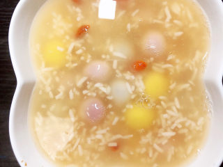 12、冬至美食 酒酿红糖银耳汤圆,将煮好的酒酿汤圆倒入到红糖碗中。