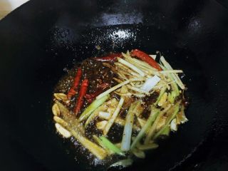 4、辣炒花蛤,热锅凉油。油热了之后，除香菜之外其他配料全部下锅炒香。倒入小半碗海鲜酱油（注意一定是海鲜酱油哦），可以再放一小勺蚝油提香