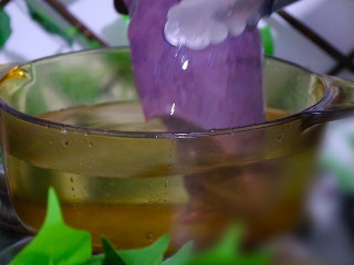 2、蘸水猪肝,将猪肝放入冷水锅中