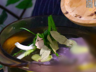 3、蘸水猪肝,放入葱结，姜片，八角，桂皮，香叶，花椒粒，料酒