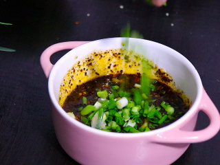 9、蘸水猪肝,加入适量的葱花拌匀