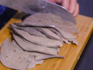 10、蘸水猪肝,猪肝冷却后切成薄片