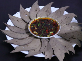 11、蘸水猪肝,切好的猪肝摆盘