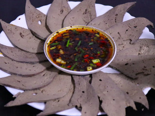 12、蘸水猪肝,将猪肝蘸上蘸水即可使用哦，简单又美味的猪肝就可以开始享用啦