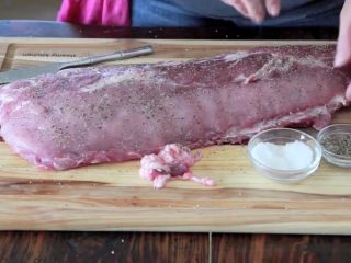 2、在家简易做韩国烤肉的方法，只需要烤箱就能完成,用盐和黑胡椒涂抹肋骨表面