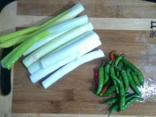 3、三椒芋儿蒸鸡,将小尖椒切成小丁