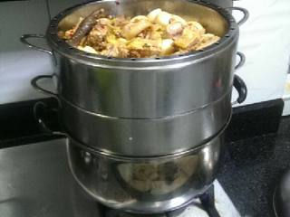 6、三椒芋儿蒸鸡,然后放到蒸锅上蒸