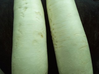 1、辣椒萝卜条,我选的长条白萝卜，清洗干净