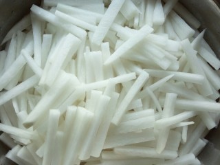 2、辣椒萝卜条,我是分开来切的，皮是皮装一起，肉可以炖汤，炒着吃，也可以整个萝卜一起切条，看个人喜好