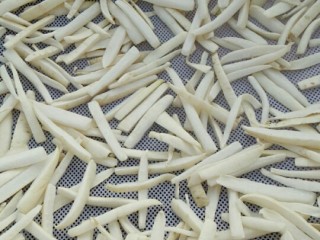 3、辣椒萝卜条,正好是☀太阳天，凉嗮一天，为的是去除水份