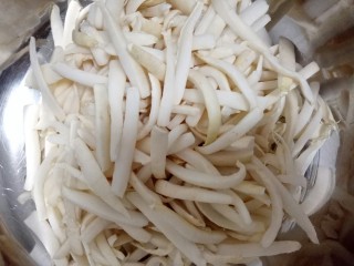 4、辣椒萝卜条,傍晚收回来，准备腌渍，根据萝卜的量加入适量的盐和糖拌匀，一般十斤萝卜盐糖各三两。腌了一个晚上第二天还会有水剩出，所以需要继续凉干水