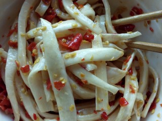 6、辣椒萝卜条,因剁辣椒是我自己做的，不咸，拌匀即可。若是买来的，一定要先尝尝盐味????也可以用干辣椒粉代替，各是各味哈????