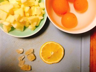 1、金桔苹果止咳汤,准备金桔4个，冰糖5颗，苹果半个，柠檬一片【怕酸也可不加】