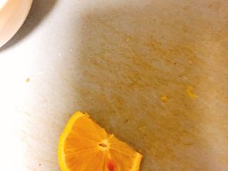 3、金桔苹果止咳汤,柠檬取一小半放入即可！多了汤会酸！