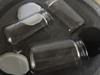 1、黄桃罐头,罐头放开水中大火煮十五分钟消毒