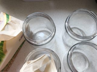 2、黄桃罐头,把罐头擦干净备用