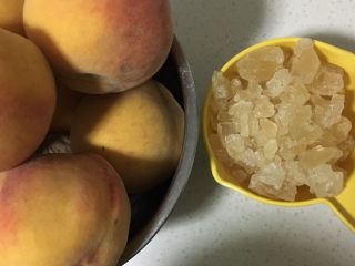 3、黄桃罐头,准备食材