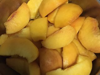 5、黄桃罐头,切小块