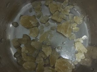 6、黄桃罐头,底部铺上冰糖