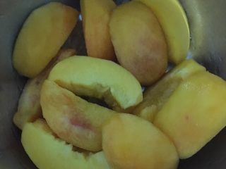 7、黄桃罐头,铺上一层黄桃