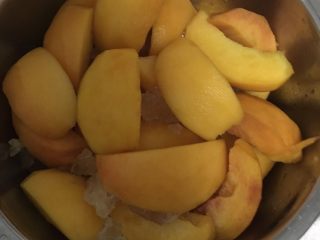 8、黄桃罐头,一层黄桃一层冰糖铺满为止