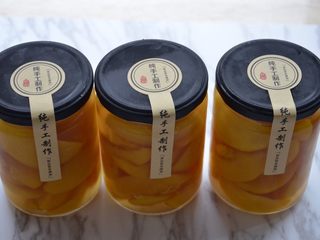 11、黄桃罐头,趁热装入瓶中盖上盖子倒置放晾